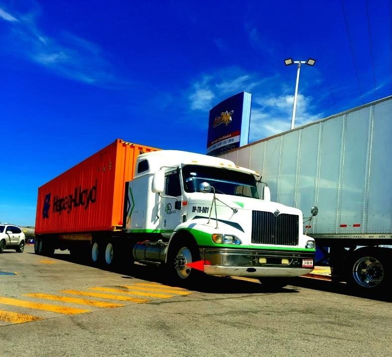 Tractocamión de Os Logistics con un contenedor marítimo