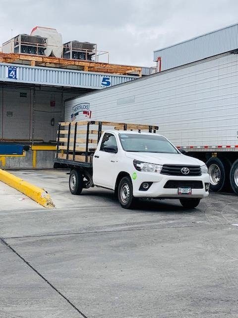 Camioneta de plataforma en andén de carga