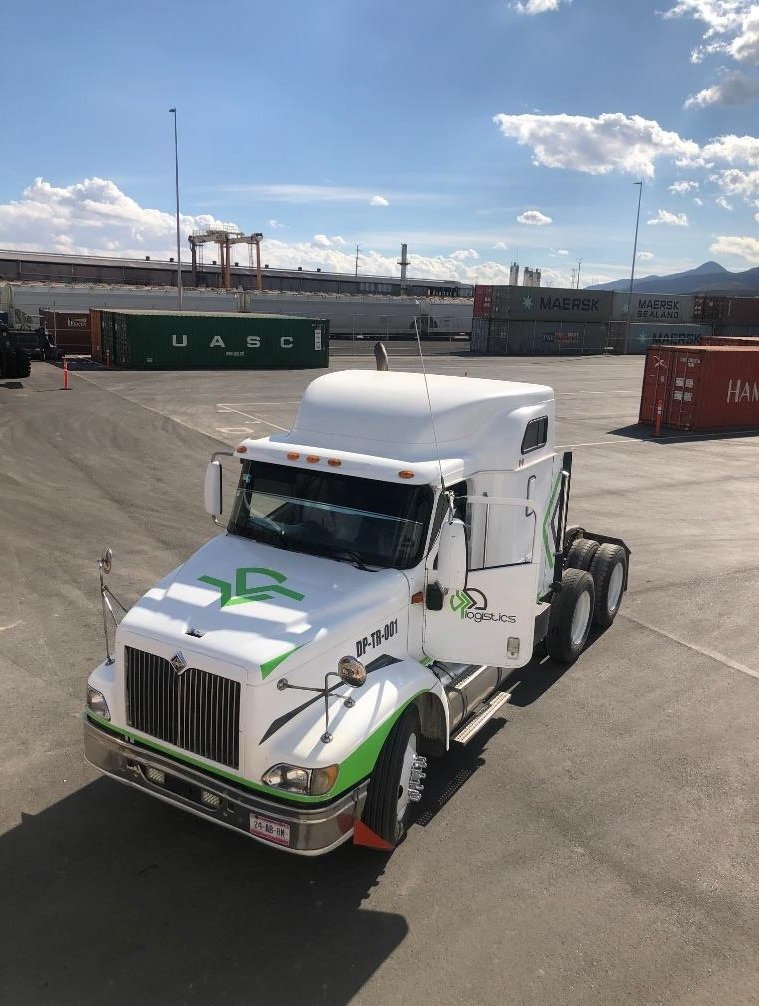 Tractocamión de Os Logistics en un patio de contenedores