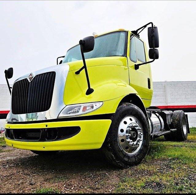 Tractocamión amarillo sin remolque